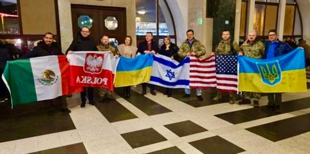 球队获得了乌克兰国旗、美国国旗和俄罗斯国旗.S., Israel, Poland and Mexico. 尼古拉夫斯基在左边，布拉茨拉夫斯基在左边第四.  乌克兰国旗上有病人和一名乌克兰将军的签名.