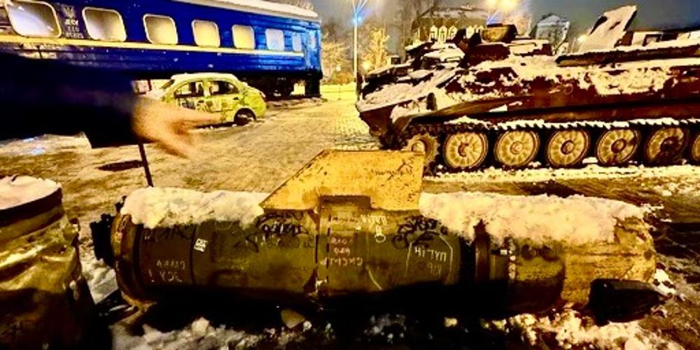 Displayed in Kyiv: captured Russian war materiel, some with anti-Putin graffiti, 以及乌克兰人逃离战斗时使用的一节子弹横飞的民用火车车厢和汽车. 